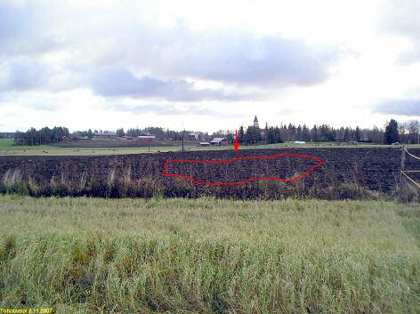 9 Väinölän asuinpaikka pellossa, kuvattu kirkon suuntaan kaakkoon. Kuva H-P Schulz.