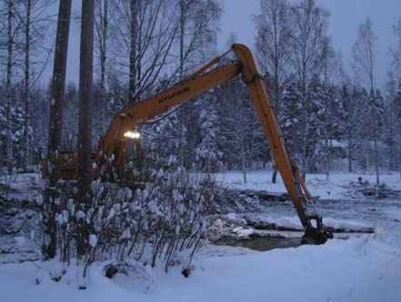 Myllylammen ruoppausta aamuhämärässä 26.1.2012.