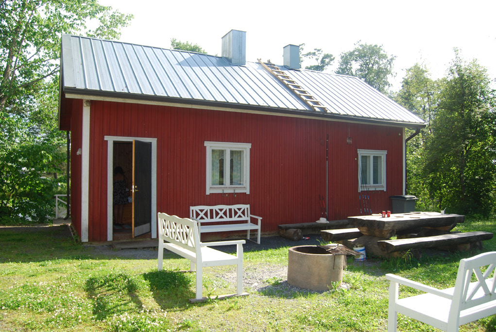Tervetuloa yksin, kaksin tai vaikka isommankin perheen voimin. Kello 16 alkaen on mahdollisuus grillata, uida tai vaikka onkia ja saunakin on lämmin koko illan.