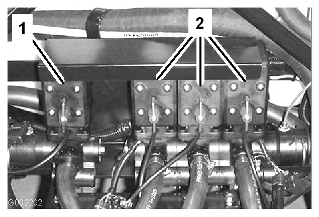 Pumpun kytkin Pumpun kytkin sijaitsee ohjauspaneelissa istuimen oikealla puolella (Kuva 13). Pumppu kytketään käyttöön painamalla kytkin eteen ja pois käytöstä painamalla kytkin taakse.