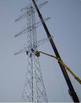 400 kv voimajohto Yllikkälä-Huutokoski 19 Pylvään maadoittamiseksi kaivetaan johtoaukealle johtavuudeltaan huonossa maaperässä 1-4 kpl noin 20-50 metrin pituista maadoituselektrodia.