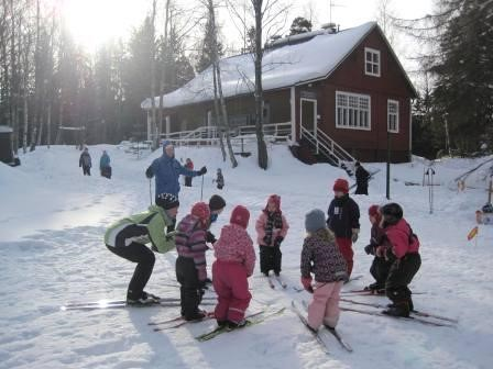 MAUNULAN MAJAN KAHVILA JA SAUNA Maunulan maja on monille perinteinen taukopaikka kahvitteluun ilta- tai viikonloppukävelyillä Keskuspuistossa.