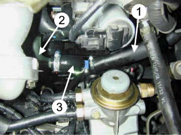 6/ KIA SORENTO.5 CRDi 7 N Kapp den medleverte vinkelslangen til 50X50 iflg. skisse I. Demonter varmeapparatslangen () fra slangestussen () på varmevekseleren.