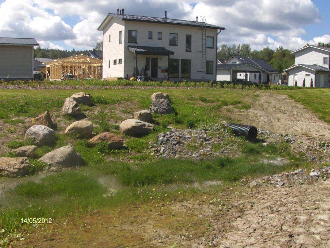 Rambollin suunnitteleman Kangasalan Vaarinmaan hulevesien hallintarakenteen luiskiin tehtiin heti kaivutöiden