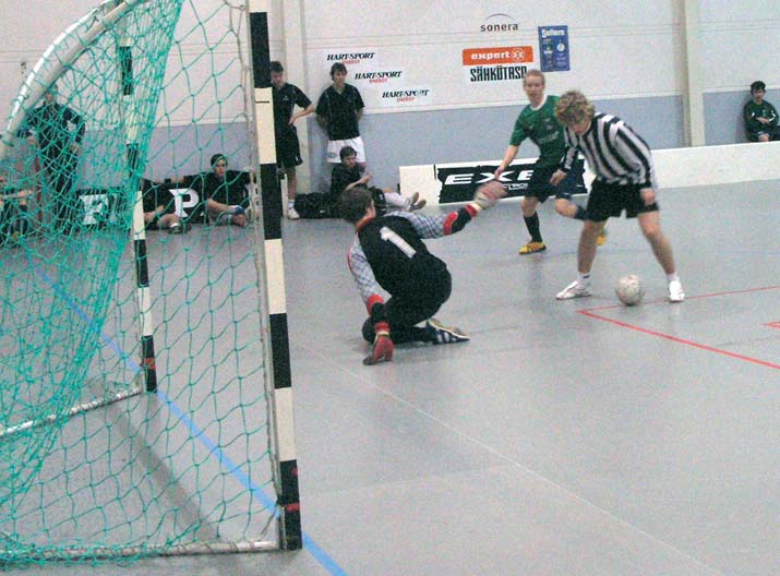 SAIJA SIPPOLA Futsalturnauksessa pelattiin päivän aikana huikeat 50 ottelua. Lajin suosio on ollut selvässä kasvussa jo pitkään. aikana tuli kaikille tarpeeksi peliaikaa, Susanne Koskelo kiitteli.