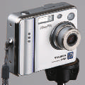 MPC-TESTI ARVIOT Fujifilm FinePix F410 Fujin FinePix F410 on melko kookas, mutta metallikuoresta huolimatta painoltaan testin keskitasoa. Laitteessa on hyvä linssinsuojus.
