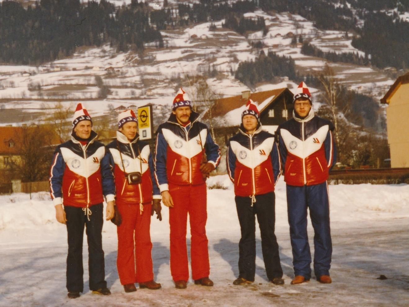 Kuvassa yhden ensimmäistä hiihtomatkoista tehnyt viisikko. Matka tuolloin 1981 suuntautui henkilöautolla Keski-Eurooppaan: Dolomittenlauf ja Marcialonga.