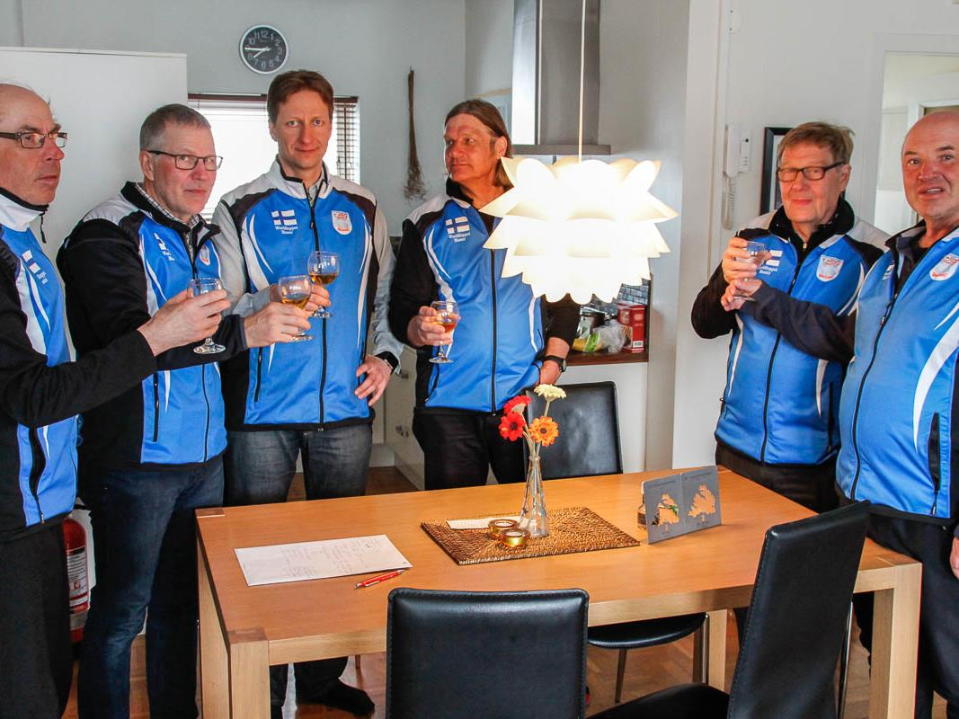 Masterien hallitus hiihtää myös ahkerasti, tässä kyllä lasit kourassa 2015 Islannin hiihdossa, vain Eija Silvan ei ollut