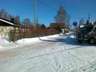 - 5 - Nykyinen kevyen liikenteen katu kulkee maanmittaustoimituksella yhdistetyn kiinteistön keskellä, kahden tontin välissä.