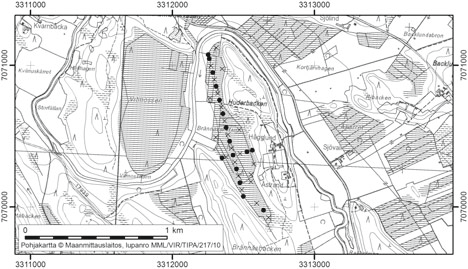 Teuvo Herranen 11. Brännässkatan Brännässkatan (kl. 2323 03, x = 7070,5, y = 3312,3) sijaitsee noin 11 km Kruunupyyn keskustasta itä-kaakkoon (kuva 16). Se rajoittuu pääosin mäkiseen moreenimaastoon.