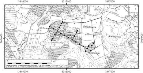 Teuvo Herranen 20. Simonsbackkärret Simonsbackkärret (kl. 2323 02, x = 7064,1, y = 3315,8) sijaitsee noin 19 km Kruunupyyn keskustasta kaakkoon (kuva 25).