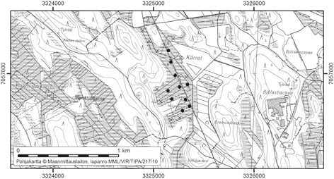 Teuvo Herranen 48. Högmossen Högmossen (kl. 2323 05, x = 7056,9, y = 3325,2) sijaitsee noin 33 km Kruunupyyn keskustasta kaakkoon (kuva 57). Se rajoittuu pääosin mäkiseen moreenimaastoon.