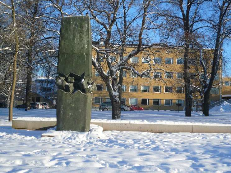 Summan taistelun talvisodan muistomerkki Itsenäisyyden puistossa.