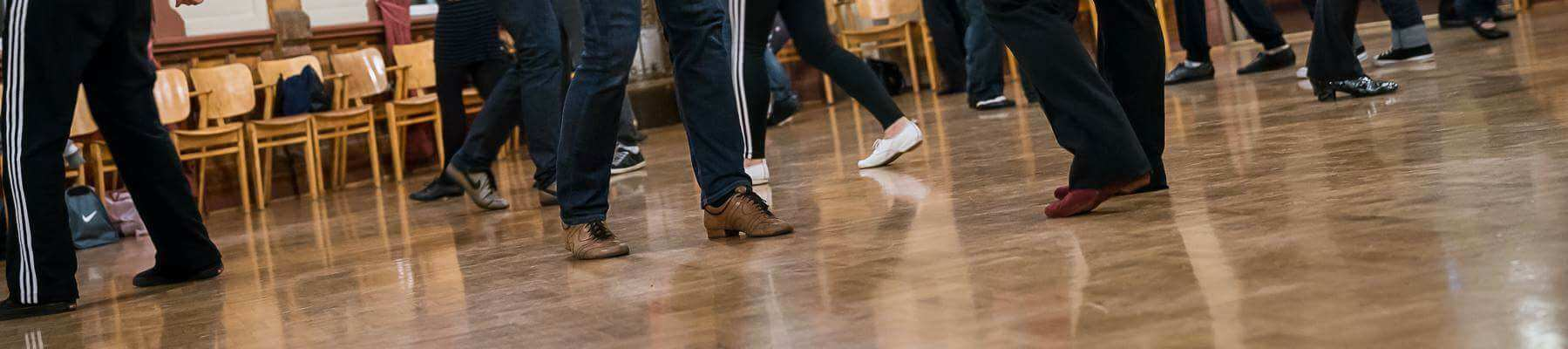 Ammattiopettajat huolehtivat, ettäkaikki oppivat tanssimaan mukavassa, kannustavassa ilmapiirissäja