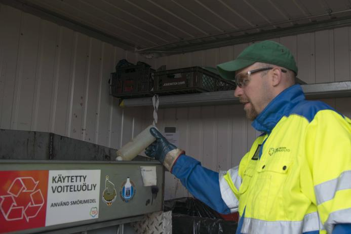 Isosuon jätekeskuksen ympäristöraportti 2015 6(19) Isosuolla on välivarastoitu hyötyja vaarallisia jätteitä sekä SEromua Kuva 2 Vaarallisen jätteen käsittely 2.3.