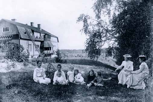 Kesähetki Suvirannan pihalla vuonna 1904. Rouvat Aino Sibelius ja Saimi Järnefelt sekä Sibeliusten, Järnefeltien ja Ahojen lapsia.