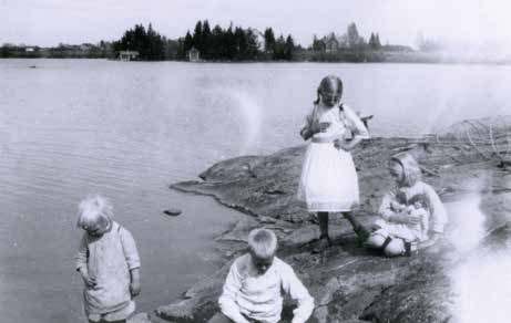 < Halosenniemi. Kuva: Tuusulan museo / Sami Mannerheimo Lapset leikkivät Halosenniemen rantakalliolla. Vas. Sakari, Antti, Marja ja Elina Halonen. Kuva: Tuusulan museo 4.