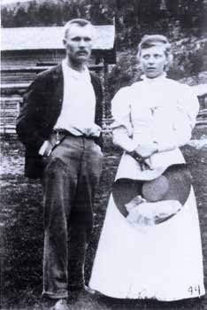 < Pekka Halonen, Keväinen ranta, öljy. Kuva: Tuusulan museo > Pekka Halonen ja Maija Mäkinen Maijan kotona Sortavalan Myllykylässä vuonna 1894.