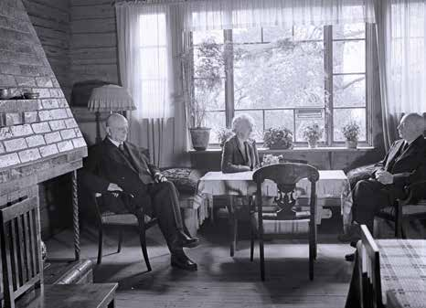 < Ainola. Kuva: Juhani Seppovaara Jean ja Aino Sibelius Eero Järnefeltin seurassa Ainolassa. Kuva: Tuusulan museo / Suvirannan perhealbumi. 6.