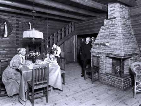 < Ainolan sali. Kuva: Juhani Seppovaara Sibeliusten perhe Ainolan salissa, 1915. Kuva: Otava entisen kosijansa ja myöhemmän naapurinsa Juhani Ahon kirjojen käsikirjoituksia.