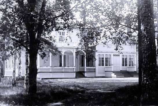 Järvenpään kartano. Kuva: Järvenpään taidemuseo / Vilho Taatila 7. Järvenpään kartano ja emäntäkoulu Järvenpään kartano on sijainnut mäen päällä kohoavan keltaisen kivitalon vasemmalla puolella.