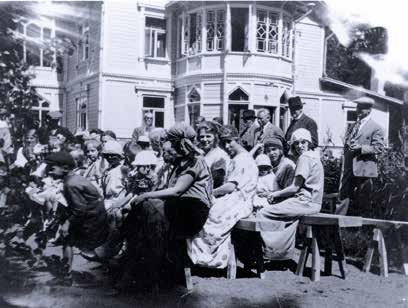 Kesävieraita Syvärannassa sanomalehtimiesten lepokodin aikaan kesällä 1923. Kuva: Tuusulan museo toivon minä. Se tulee monesta syystä olemaan parasta.