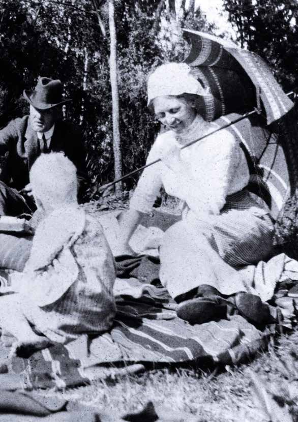 Suomalaisuuden luojat Tuusulanjärven taiteilijayhteisö 3 Kahvihetki Halosenniemen puutarhassa noin vuonna 1915.
