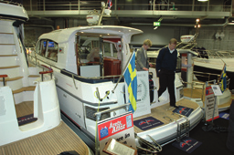 SCANDINAVIAN BOAT SHOW 2008 L Tukholman syysnäyttelyssä on perinteisesti keskitytty isompiin matkaveneisiin, ja niin tälläkin kertaa.