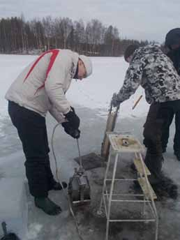 laboratorio) Vesinäytteiden laboratorioanalyysit (Karelia-amk) Havaintopaikkojen koordinaattien tallennus Laitteet ja menetelmät Siivikko Global Water, USA, varusteineen Nikon AX-2S vaaituslaite