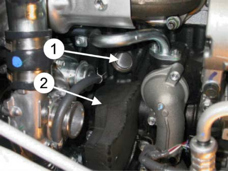 TOYOTA HI LUX 2.5 D-4D 07> 30 13/15 For lettere montering: Demonter komplett luftfilterhus og slangen som går inn på turboen.