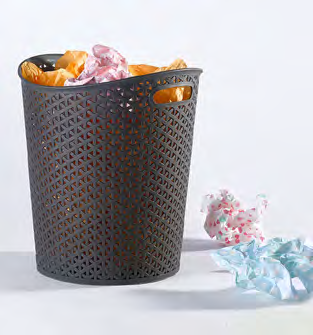 runsaasti erilaisia jäteastioita ja roskakoreja mm.