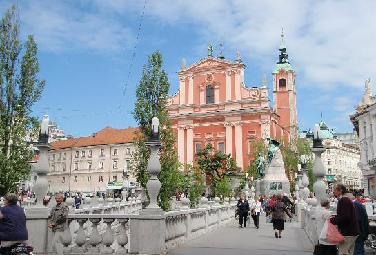 Meillä on myös aikaa nauttia alueen ravintolapalveluista. Jatkamme kohti pääkaupunkia, Ljubljanaa, jonne saavumme iltapäivällä. Majoitumme ***-tason hotelliimme.
