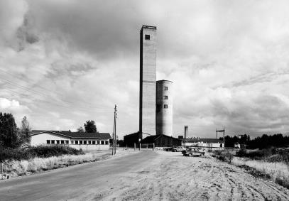 Kotalahden kaivos, RKY 2009 kohde Kuva v. 1961. Oravikosken taajaman alueinventointi, Arto Savolainen 2006. Inventointivuonna tornit olivat vailla käyttöä, mikä on nyt tilanne?