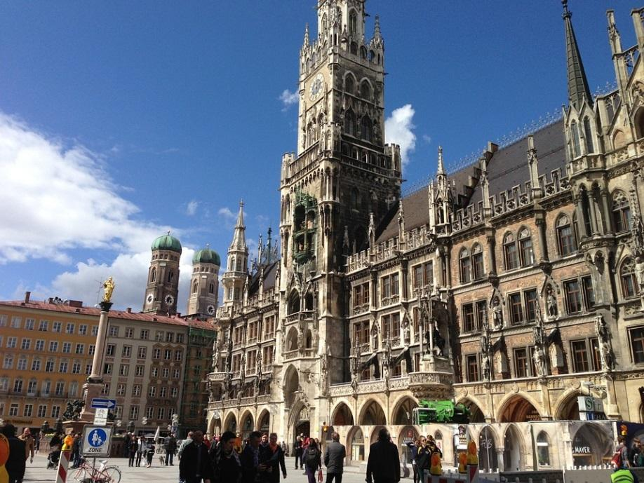 1. päivä, perjantai Aamulento Helsinki München. Willkommen in Deutschland! Olemme sinua Münchenin lentokentällä vastassa.