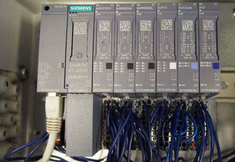 20 Kuva 9. ET200SP-etälogiikka ja moduulikortit ET200SP-etälogiikka Simatic ET200SP on universaali I/O-järjestelmä, joka tukee laaja-alaisesti eri valmistajien mekaniikkalaitteita.