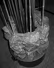 Kivien ladonta Mondex Total Rock-kiukaan kivet ladotaan niin, että vastukset pysyvät suorassa linjassa.