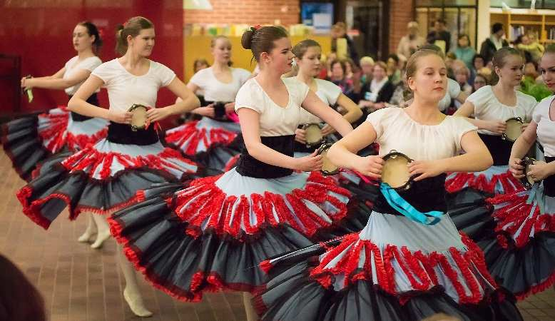 Tanssii kirjojen keskellä! Suomen itsenäisyyden vaikeitakin aikoja on kevennetty tanssilla ja musiikilla. Iltamat kokosivat kansan iloitsemaan yhteen.