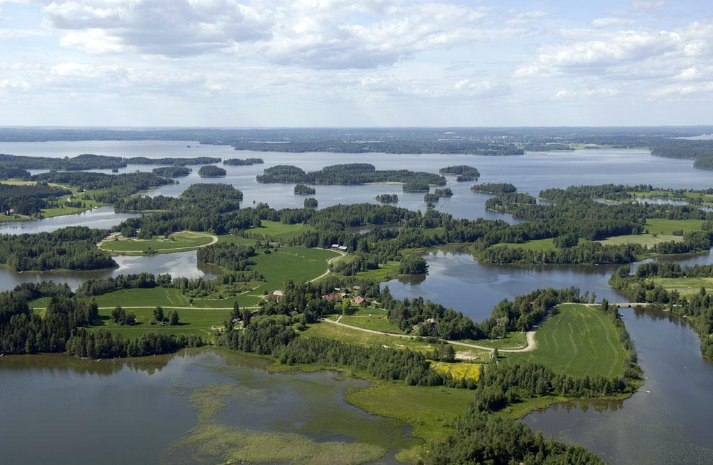 Kuva: Saarikylien maisemaa. taa keskihämäläistä maiseman ihannetta, johon olennaisena osana kuuluvat vesistöjä halkovat harjut ja näköalapaikat.