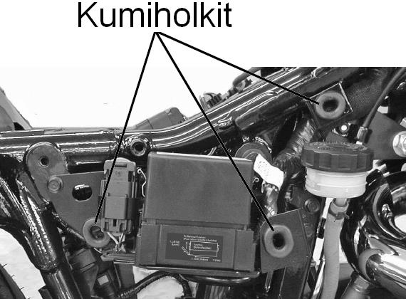 MOOTTORIPYÖRÄN HUOLTO Jousitus Takajousituksen paineilmasäätö 1. Pysäköi moottoripyörä tasaiselle alustalle ja poista kaikki kuorma. 2. Poista oikean puolen sivusuojakoppa istuimen alapuolelta. 3.