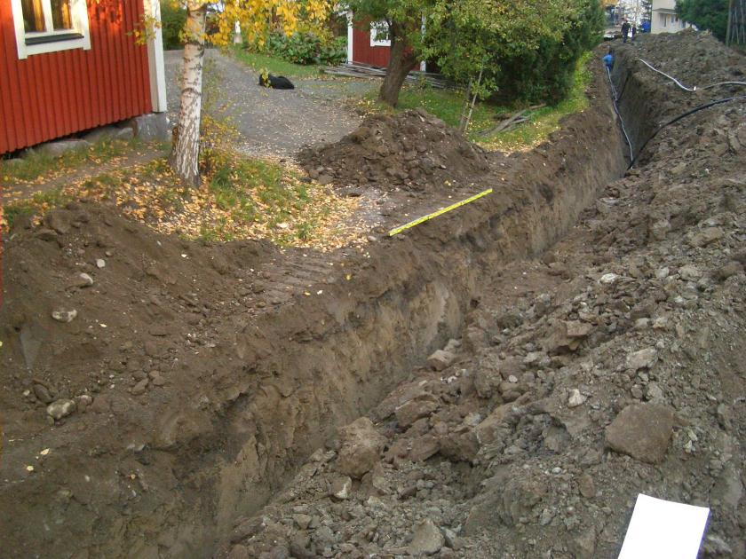 3 Rakenne 7 Viemärikaivannon koillisseinämässä havaittiin runsaan 20 metrin alalla pieniä määriä tummaa sekoittunutta maata jossa on osittain nokea ja hiilenpalasia 5-10cm:n