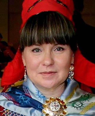 Pigga Keskitalo (KT, dosentti) toimii apulaisprofessorina Sámi allaskuvlassa (Saamelainen korkeakoulu) Norjan Koutokeinossa luokanopettajakoulutuksessa.