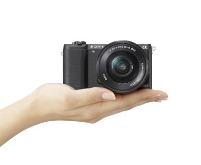 Lehdistötiedote 18.8.2014 Sony α5100 maailman pienimmän vaihdettavan objektiivin kameran i huippunopea automaattitarkennus ja ammattitason kuvalaatu takaavat entistä tarkempaa kuvaamista.