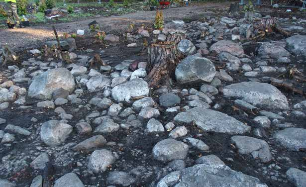 Kuvan keskellä alaoikealta ylävasemmalle kulkee kivijalka R6-40, ja sen oikealla puolella viistosti R6-41. R6-39 jää kuvan keskellä olevan kannon vasemmalle puolelle. Kuvattu kaakosta.