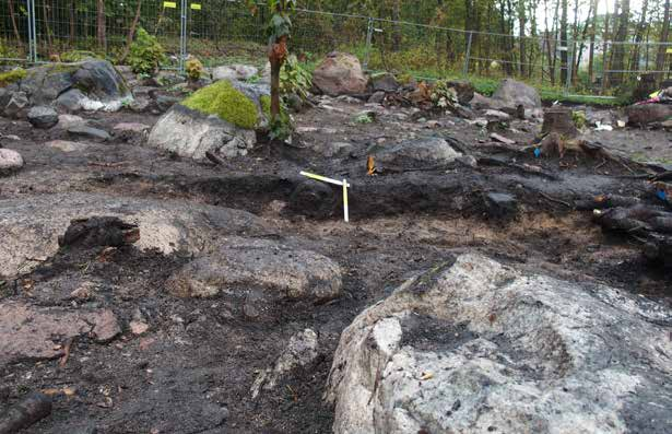 Kuopan Ku6-60 poikkileikkauksen profiili kuvattuna lännestä. katkaisi ilmeisesti 1900-luvun alun tykkitie. 94 Mahdollisesti yksikön pinta oli tuhoutunut niiden rakentamisen yhteydessä.