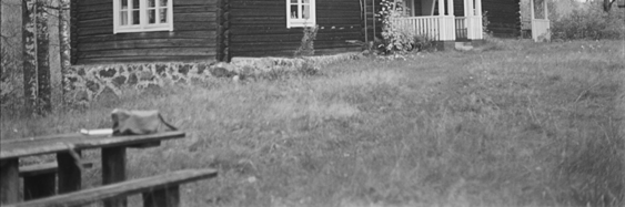 Pihan itäreunalle on 1950-luvun jälkeen tehty aitta- ja liiterirakennus. Alue on maisemallisesti arvokas. Rakennuksen luettelointiperuste on historiallinen, rakennushistoriallinen sekä maisemallinen.