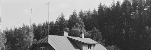 Piharakennukset ovat hajallaan ja alkuperäisillä paikoillaan, paitsi savusauna, joka on 1940-luvulla siirretty puron pohjoispuolelle.