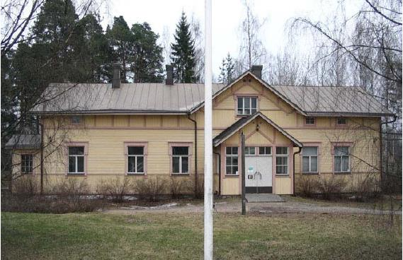 Vuodesta 1913 aina 1950-luvulle saakka rakennuksessa sijaitsi kunnantoimisto. Aikaisemmin lähellä sijaitsi jugend-tyylinen tehtaan asuin talo ja Keski-Suomen entinen opistorakennus.