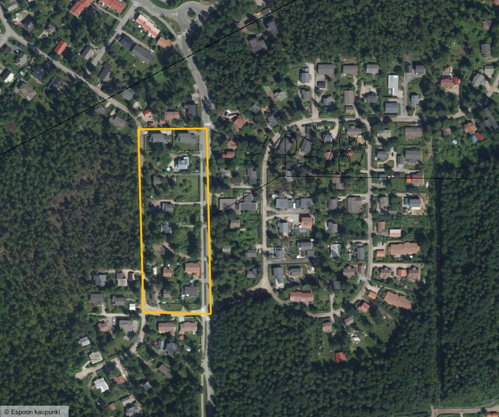 12 (19) Kuva: Hämeenkyläntien tyyppitalot. 2.3.1 Ympäristön häiriötekijät Hämeenkyläntien liikenne aiheuttaa kadun varren kiinteistöille melua. Kaavaalue kuuluu lentomelun lievealueeseen.