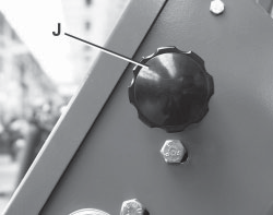 INTERRUPTOR DE LOS INTERMITENTES DE GIRO (M) (Equipamiento opcional) - Gire la manivela del interruptor en dirección contraria a las agujas del reloj para un giro a M.I. y en dirección de las ajujas del reloj para un giro a M.