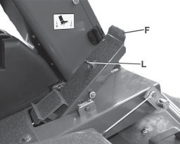 MANDOS DE CONTROL E Manual de Seguridad y Operación PEDAL DE AVANCE/RETROCESO (F) Presione con el pie derecho la parte superior del pedal para avanzar hacia adelante y la parte trasera para ir marcha